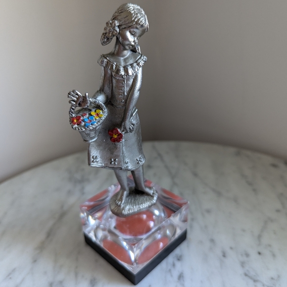 Peltro Pewter Little Flower Girl Figurine - Picture 2 of 4